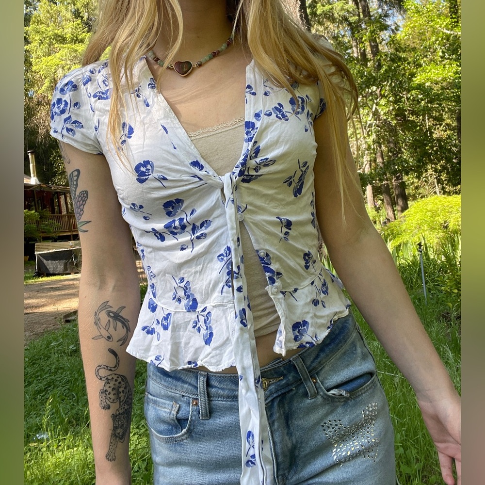 Floral Abercrombie and Fitch white and blue cropped blouse